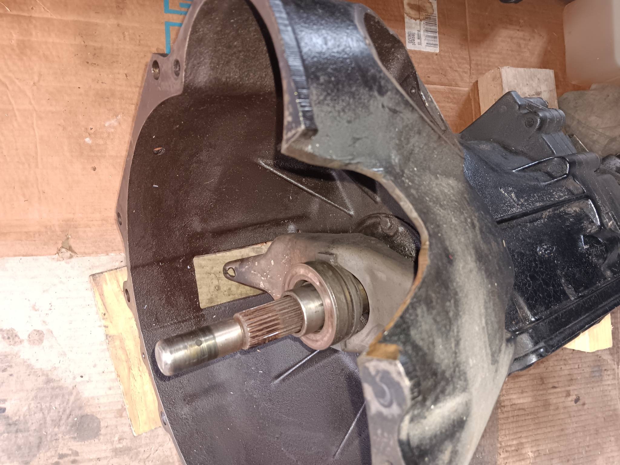 cloche Ford avec arbre primaire modifié sur l'avant24 juillet24.jpg