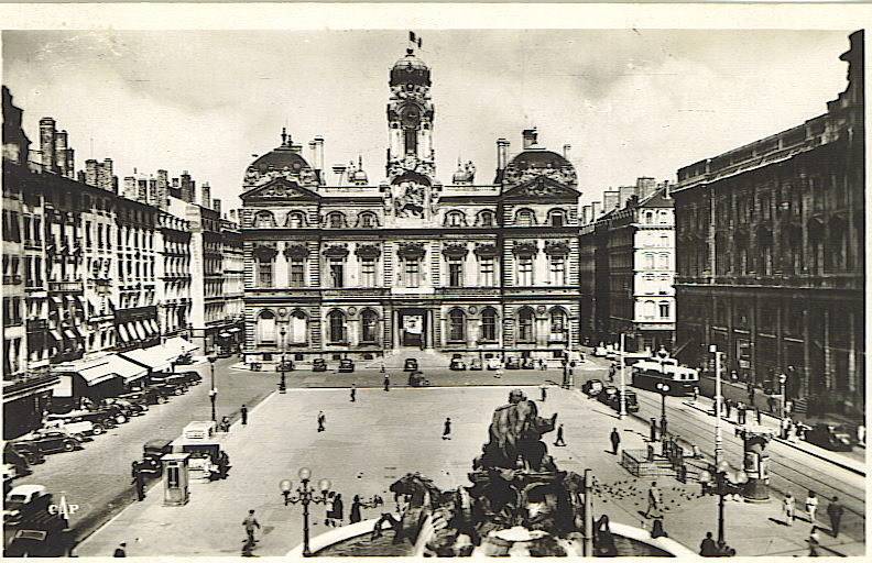 LYON Pl des Terreaux.jpg