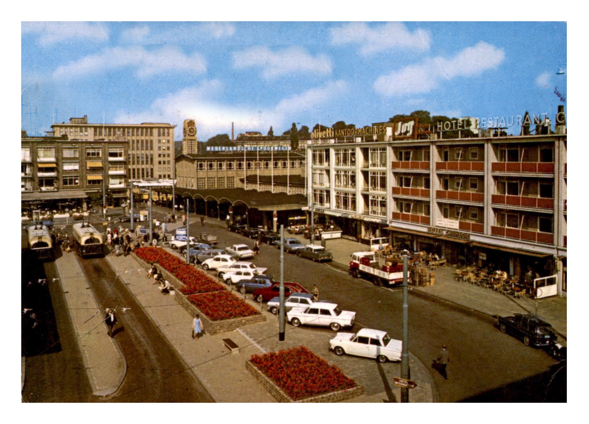 Aarnhem (NL) Stationplein (JosPé 971).jpg