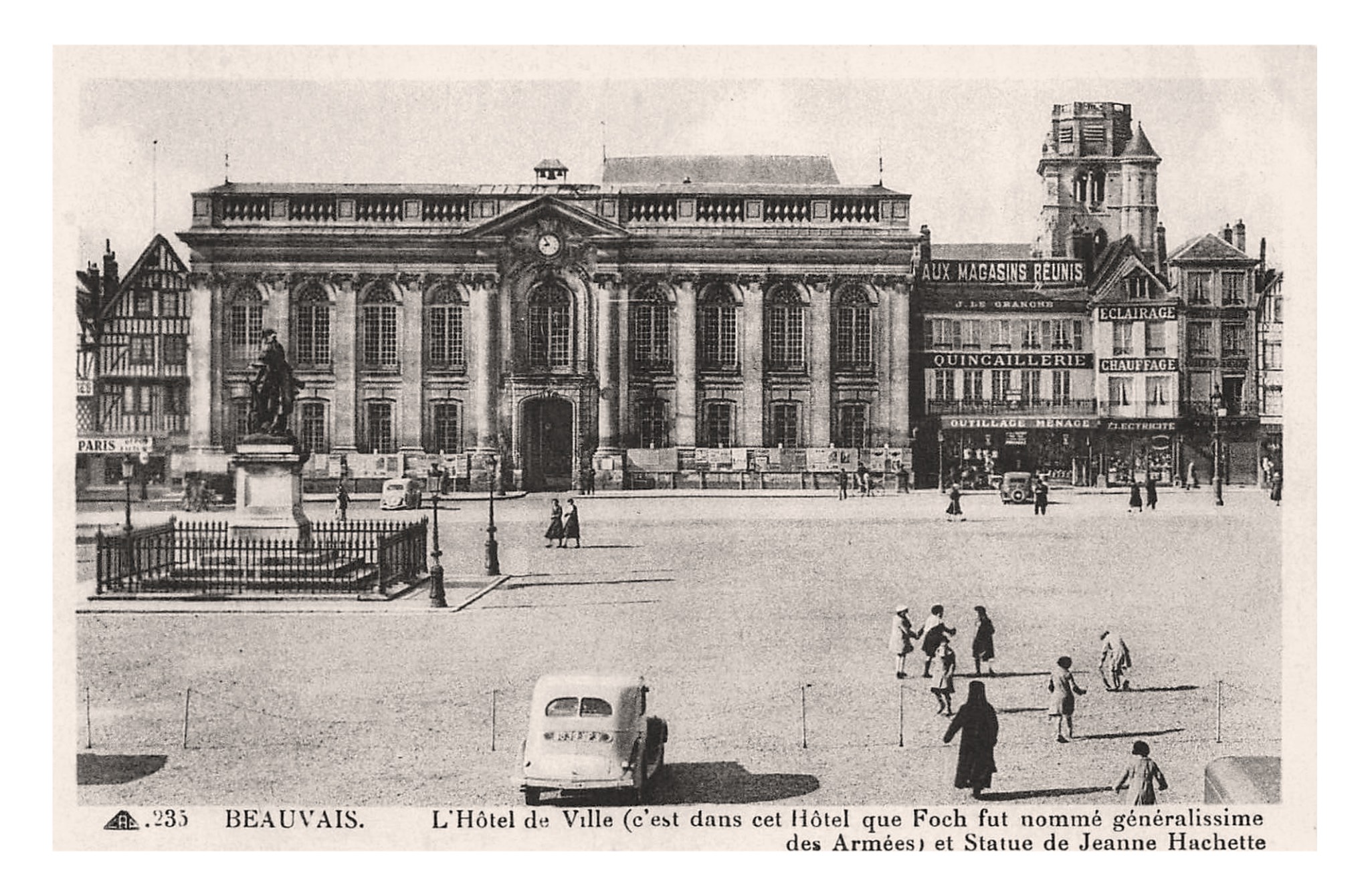 Beauvais, Oise, l'Hôtel de Ville (CAP 235).jpg