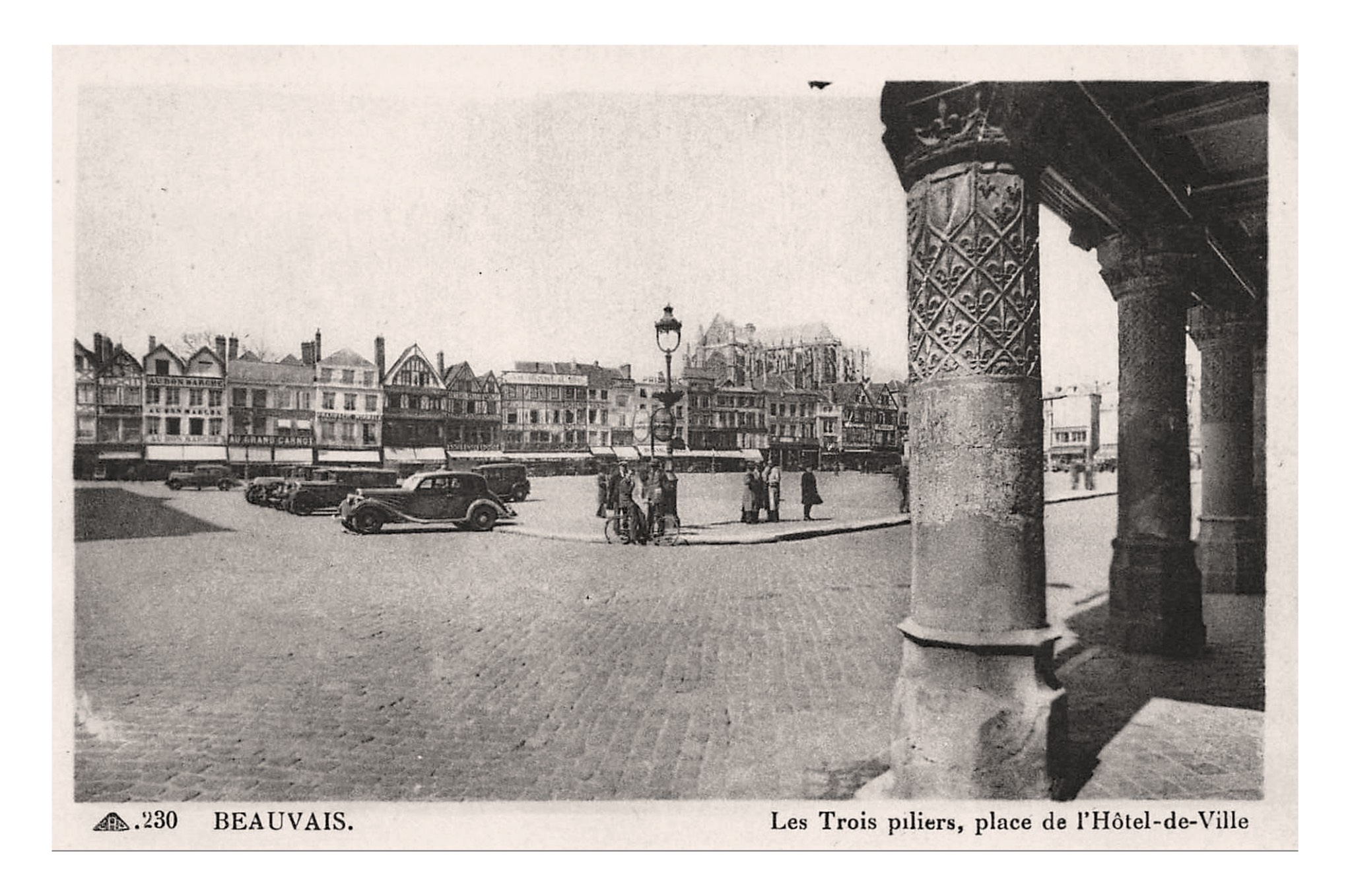Beauvais, Oise, Place de l'Hôtel de Ville (CAP 230).jpg